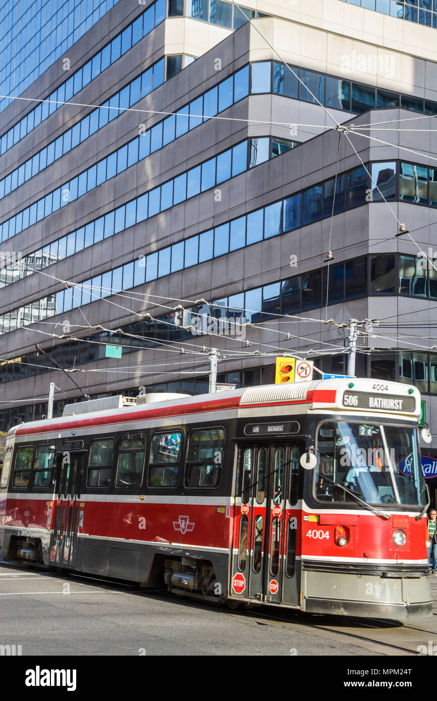 Toronto Canada,College Street,Toronto Transit Commission,TTC,transport en commun,tramway,tramway,scène de rue,lignes électriques,bâtiment,façade en verre,fenêtre,rouge, Banque D'Images