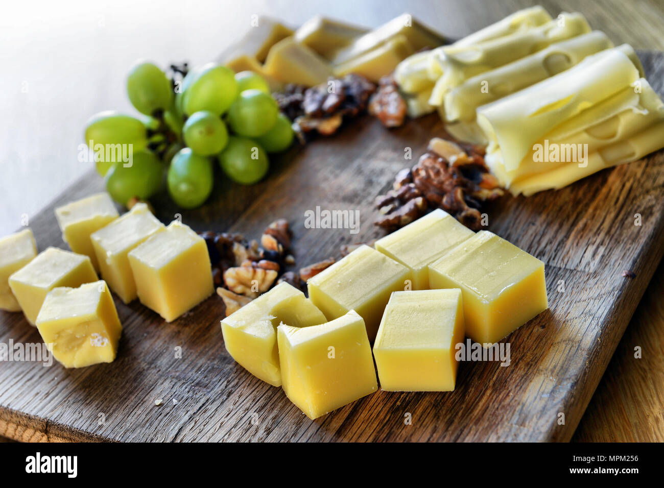Ensemble de fromages différents sur une planche en bois, un plateau de fromages, en-cas délicieux, sain et l'alimentation exclusive, fromage set Banque D'Images