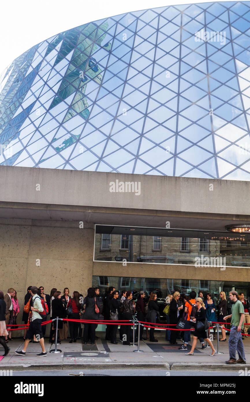 Toronto Canada,Simcoe Street,Roy Thomson Hall,TIFF,Festival international du film de Toronto,lieu,ligne,file d'attente,homme hommes,femme femmes,rouge velours rop Banque D'Images