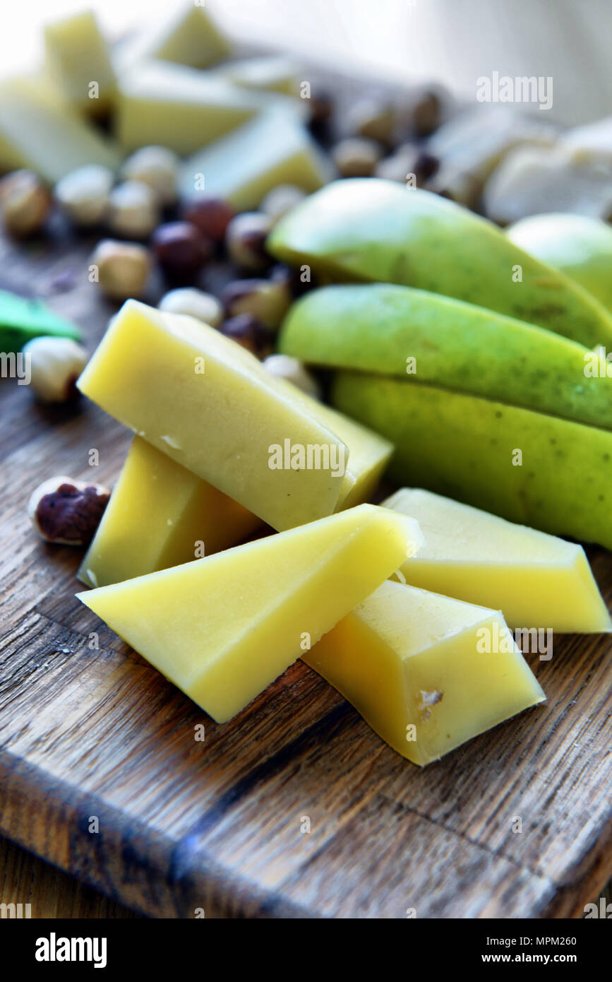 Ensemble de fromages différents sur une planche en bois, un plateau de fromages, en-cas délicieux, sain et l'alimentation exclusive, fromage set Banque D'Images