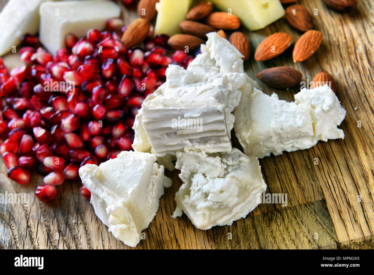 Ensemble de fromages différents sur une planche en bois, un plateau de fromages, en-cas délicieux, sain et l'alimentation exclusive, fromage set Banque D'Images