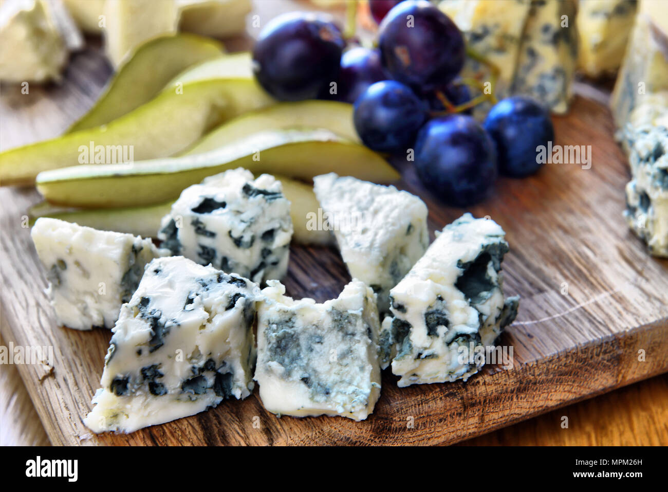 Ensemble de fromages différents sur une planche en bois, un plateau de fromages, en-cas délicieux, sain et l'alimentation exclusive, fromage set Banque D'Images