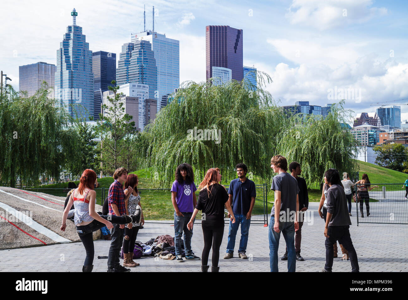 Toronto Canada,Queen's Quay East,quartier financier,Skyline,parc,asiatique Black African Africains,homme hommes,femme femmes,jeune adulte,loisirs,gratuit Banque D'Images