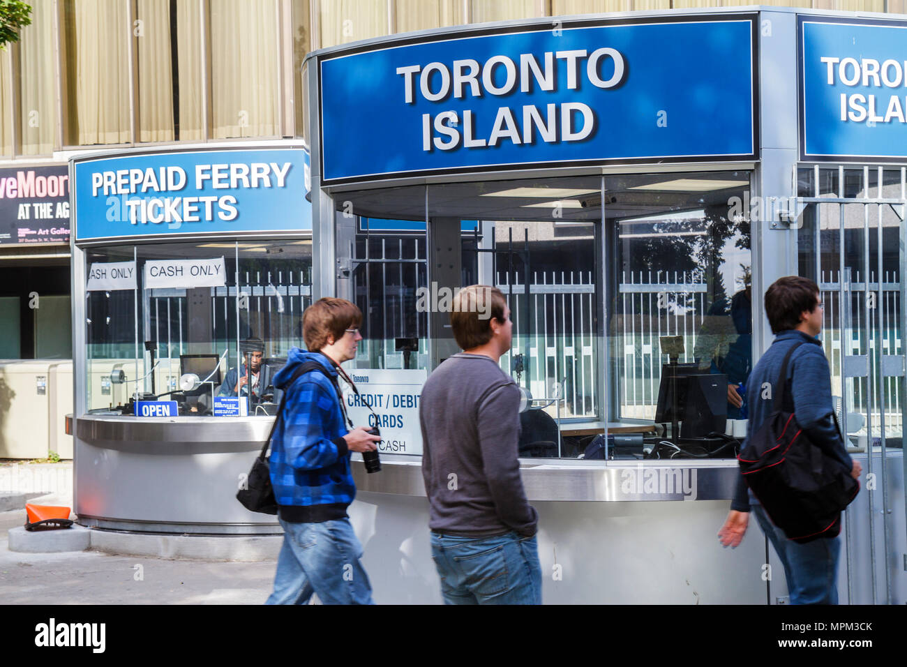 Toronto Canada, Queen's Quay West, Toronto Island Islands ferries, traversier, bateau, lac Ontario, kiosque à billets, passagers passagers rider riders, homme hommes annonce mâle Banque D'Images
