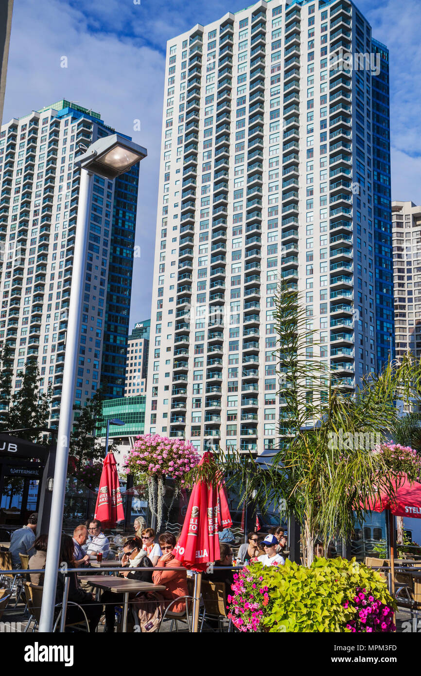 Toronto Canada, Queen's Quay West, le front de mer, Harbourfront, gratte-ciel de grande hauteur gratte-ciel bâtiment bâtiments moderne, résidentiel immobilier, condom Banque D'Images