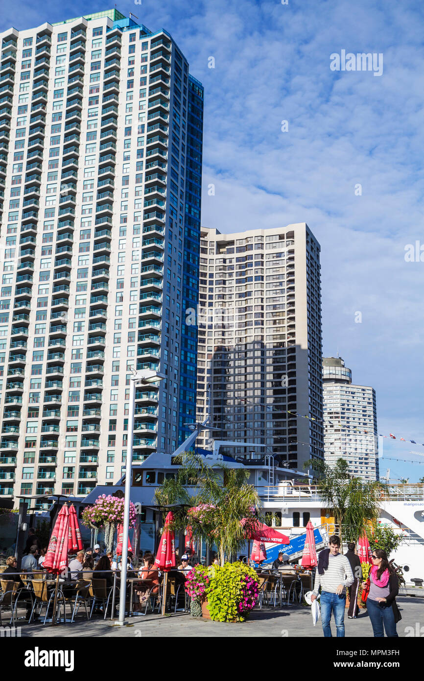 Toronto Canada, Queen's Quay West, le front de mer, Harbourfront, gratte-ciel de grande hauteur gratte-ciel bâtiment bâtiments moderne, résidentiel immobilier, condom Banque D'Images