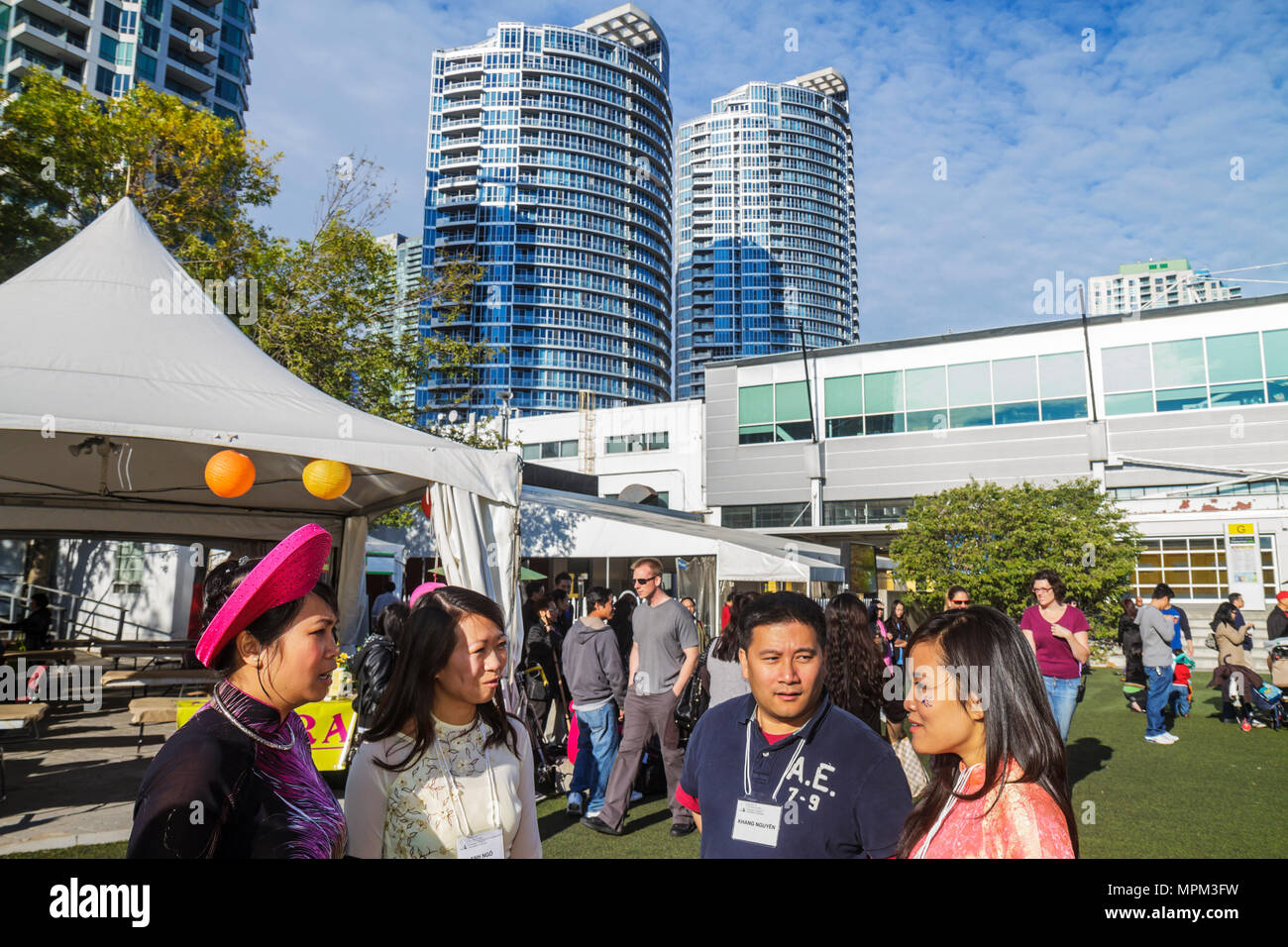 Toronto Canada, Queen's Quay West, le front de mer, Harbourfront Centre, Ann Tindal Park, gratte-ciel de grande hauteur gratte-ciel bâtiment bâtiments bâtiment, moder Banque D'Images