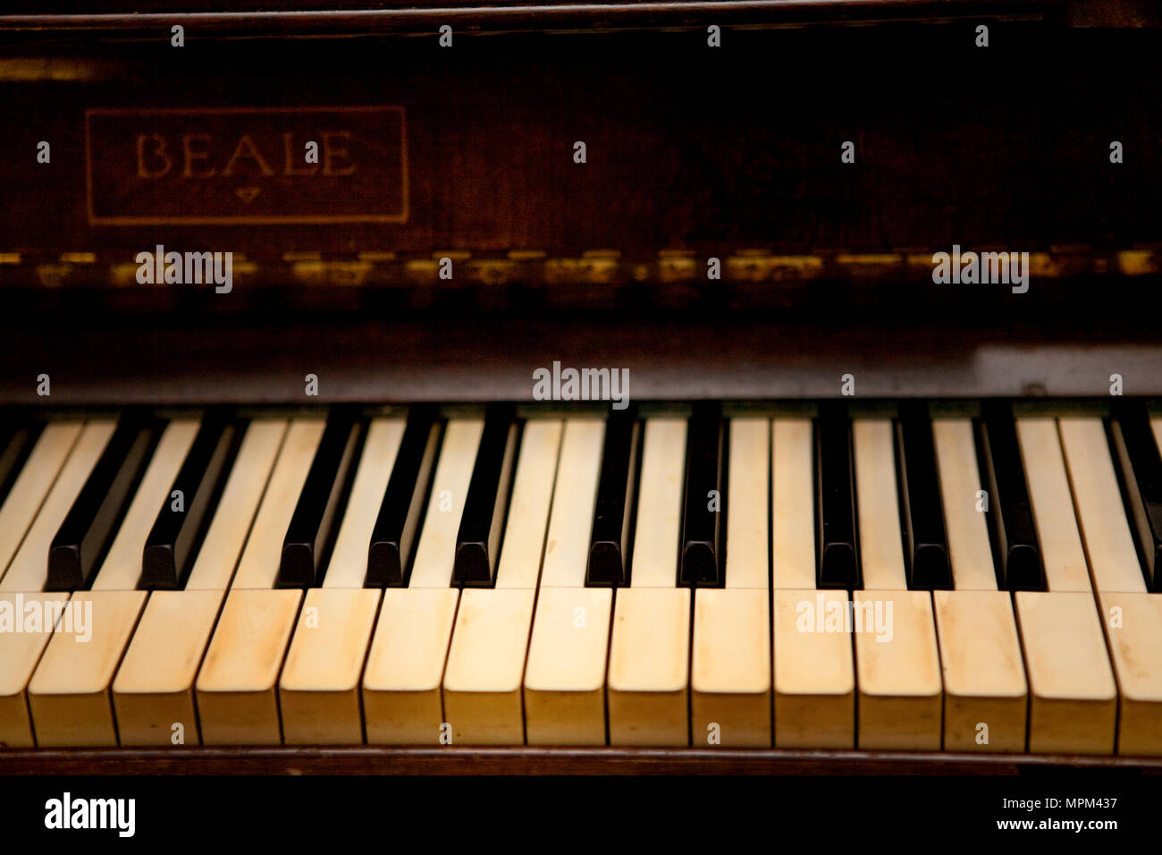 Clavier de piano Beale verticale Photo Stock - Alamy