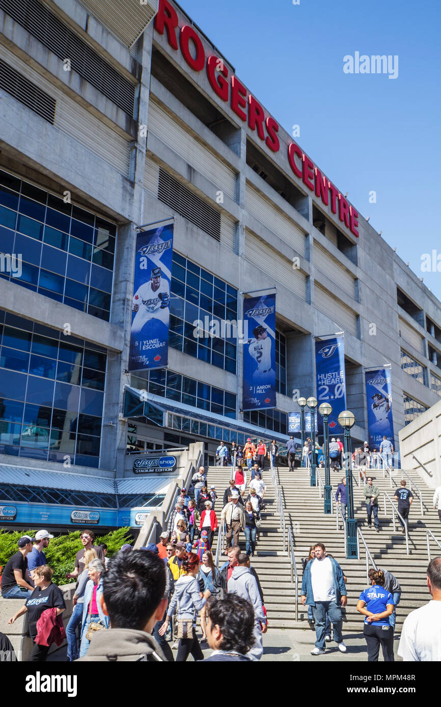 Toronto Canada,Bremner Boulevard,Rogers Centre,centre,Blue Jays,Major League Baseball teamal sports,à l'extérieur du stade,jour de match,les fans d'arrivée,escaliers,corbeau Banque D'Images