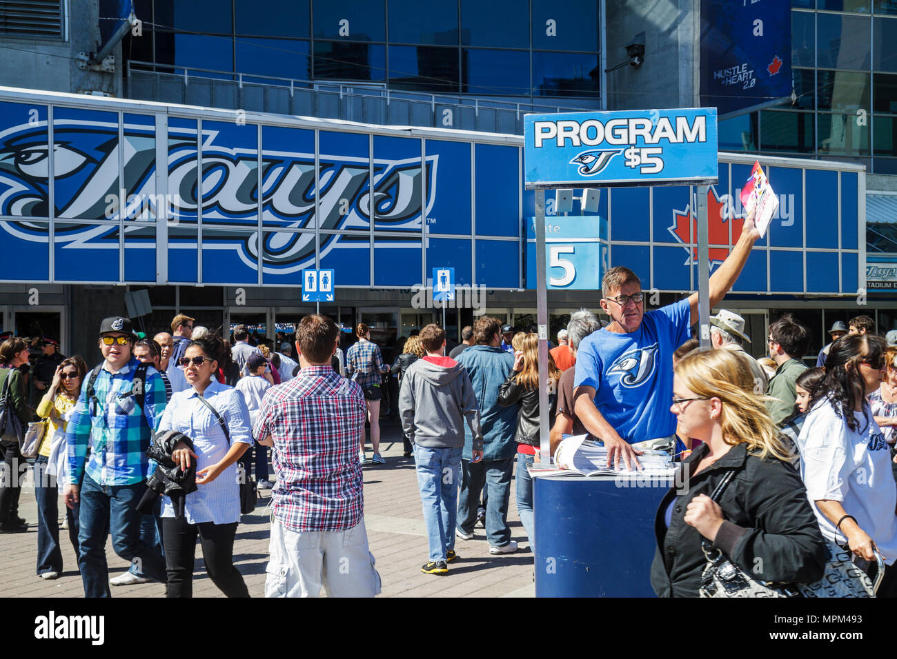 Toronto Canada,Bremner Boulevard,Rogers Centre,centre,Blue Jays Major League Baseball teamal sports,Stade extérieur,jour de match,foule,les fans arrivant,homme m Banque D'Images