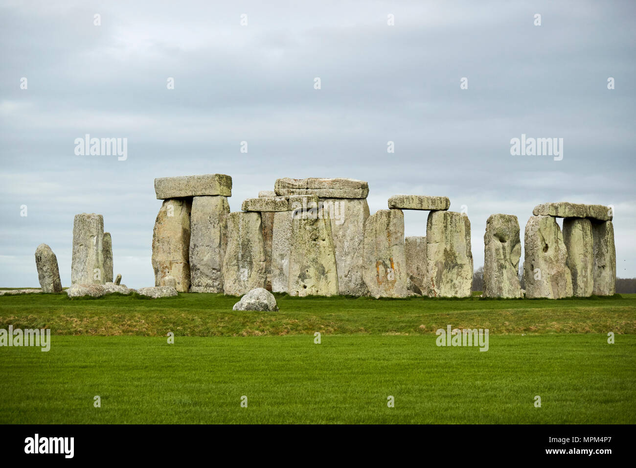 Avis du cercle de sarsen pierres avec linteau stones stonehenge wiltshire england uk Banque D'Images