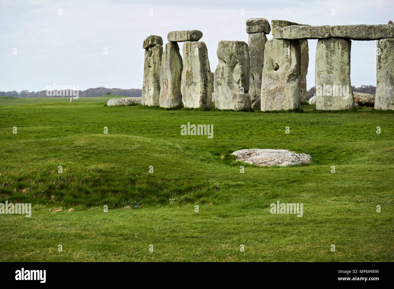 L'abattage pierre devant de vue du cercle de sarsen pierres avec linteau pierres et fossé et d'avion stonehenge wiltshire england uk Banque D'Images