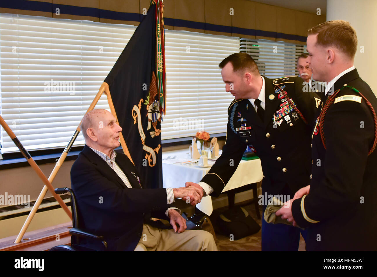 Oscar L. Davis Jr., le Capitaine Andrew hammack, et Sgt. 1re classe Matthew Hill, commandant de la 1ère et le sergent d'une compagnie, 1er Bataillon du 505th Parachute Infantry Regiment, 3e Brigade Combat Team, 82e Division aéroportée, la parole après l'exposé de Davis Jr.'s Purple Heart médaille à Fayetteville, Mars 25, 2017 N.C. Davis Jr. a été parachutiste dans une compagnie, 1er Bataillon du 505th Parachute Infantry Regiment, lorsqu'il a été blessé pendant la Bataille des Ardennes en 1944. (U.S. Photo de l'armée par le Capitaine John. J. Moore) Banque D'Images