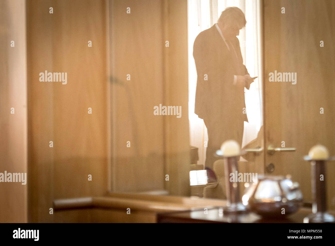 Secrétaire des affaires étrangères Boris Johnson se tient derrière une porte en verre, comme il attend de rencontrer le Ministre des affaires étrangères chilien Roberto Ampuero à ses bureaux à Santiago, Chili. Banque D'Images