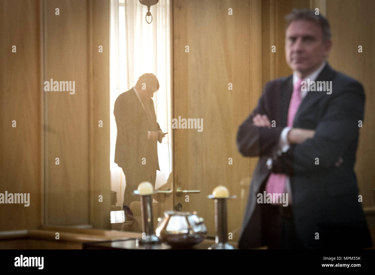 Secrétaire des affaires étrangères Boris Johnson se tient derrière une porte en verre, comme il attend de rencontrer le Ministre des affaires étrangères chilien Roberto Ampuero à ses bureaux à Santiago, Chili. Banque D'Images