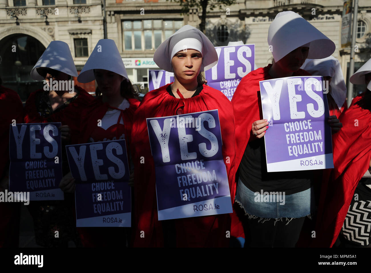 Volontaires des droits reproductifs, contre l'oppression, le sexisme et l'austérité (ROSA) sur O'Connell Street à Dublin, appelant à un vote « oui » lors du référendum irlandais sur l'avortement vendredi, alors qu'ils sont habillés comme des « handmaidens ». Banque D'Images