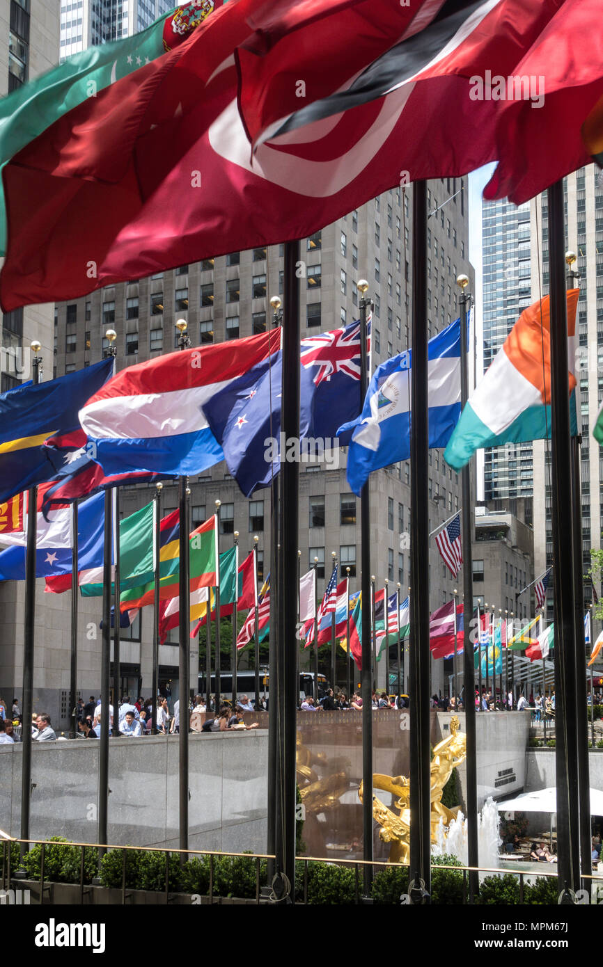 Les drapeaux de la nation, Rockefeller Center, New York City, USA Banque D'Images