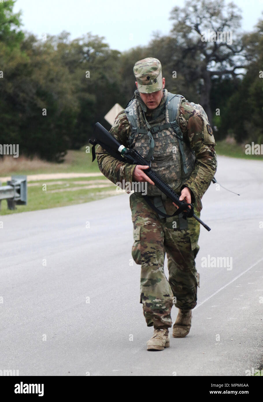 Réserve de l'armée de la CPS. Keith Rhodes, un natif de Greenville, New York) et un candidat sergent avec la Compagnie Bravo, 1-304ème régiment d'infanterie, 4e Brigade, 98e Division de la formation (formation initiale d'activité), atteint le mi-parcours de son 10k road mars pendant la 108e commandement de l'instruction (IET) 2017 Concours Meilleur Guerrier au Camp Bullis, Texas, le 21 mars 2017. Rhodes a remporté le titre de soldat de l'année pour la 98e Division de la formation (IET). (U.S. Réserve de l'armée photo par le Major Michelle Lunato/libérés) Banque D'Images