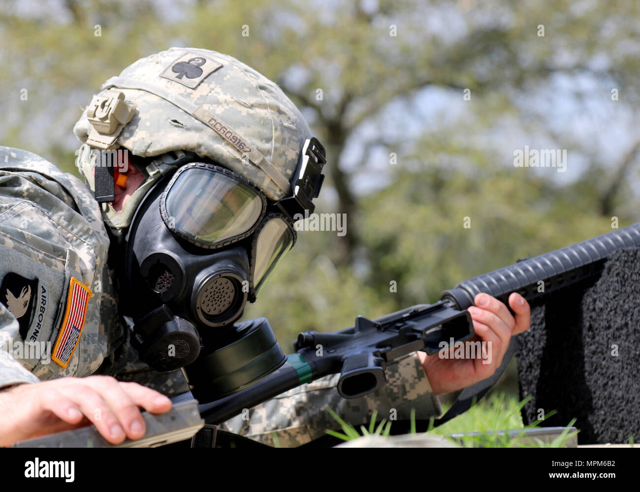 Réserve de l'armée de la CPS. Enrique Gonzalez, un Elkton (Maryland) et infrantryman natif avec Echo, Société 1-304ème régiment d'infanterie, 4e Brigade, 98e Division de la formation (formation initiale d'activité) charge son fusil M16 tout en portant son masque protecteur au cours de la 108e le commandement de l'instruction (IET) Concours Meilleur Guerrier au Camp Bullis, Texas, 19-24 mars, 2017. (U.S. Réserve de l'armée photo par le Major Michelle Lunato.) Banque D'Images