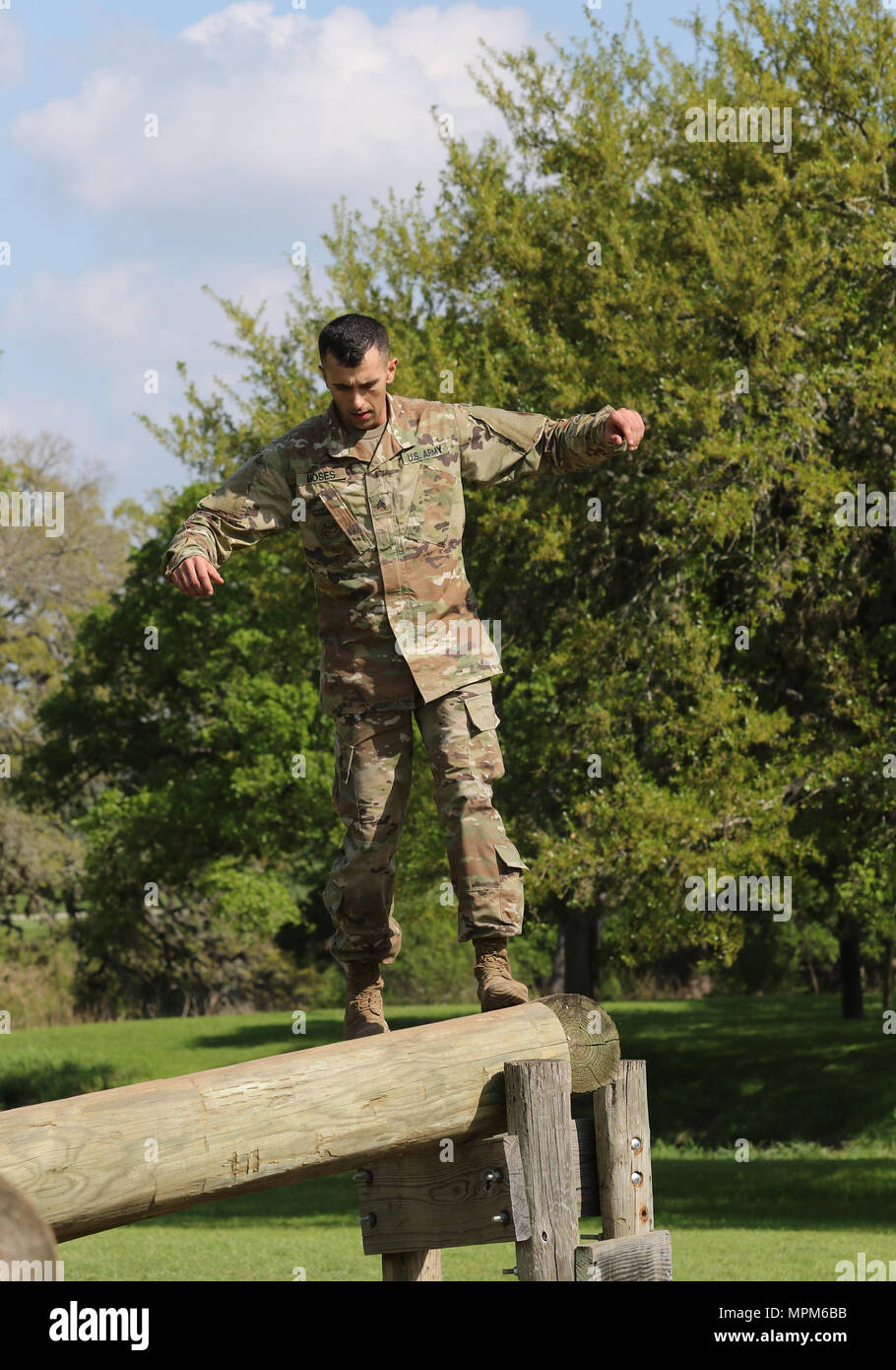 Le sergent de l'armée. Christopher Moses, Eugene, Oregon. native et percer le sergent avec la Compagnie Charlie, 3-378ème, 95e Division de la formation (initiale) EntryTraining, navigue un obstacle au cours de la 108e le commandement de l'instruction (IET) Drill Sergeant de l'année au Camp Bullis, Texas, 19-24 mars, 2017. Moïse a gagné le Sergent instructeur de l'année titre pour la 108TC (IET) à la fin de l'épuisant la concurrence de six jours et représentera l'armée américaine réserve à la Training and Doctrine Command Sergent instructeur de l'année plus tard cette année. Moïse a dit être un Citizen-Soldier lui permet de Banque D'Images