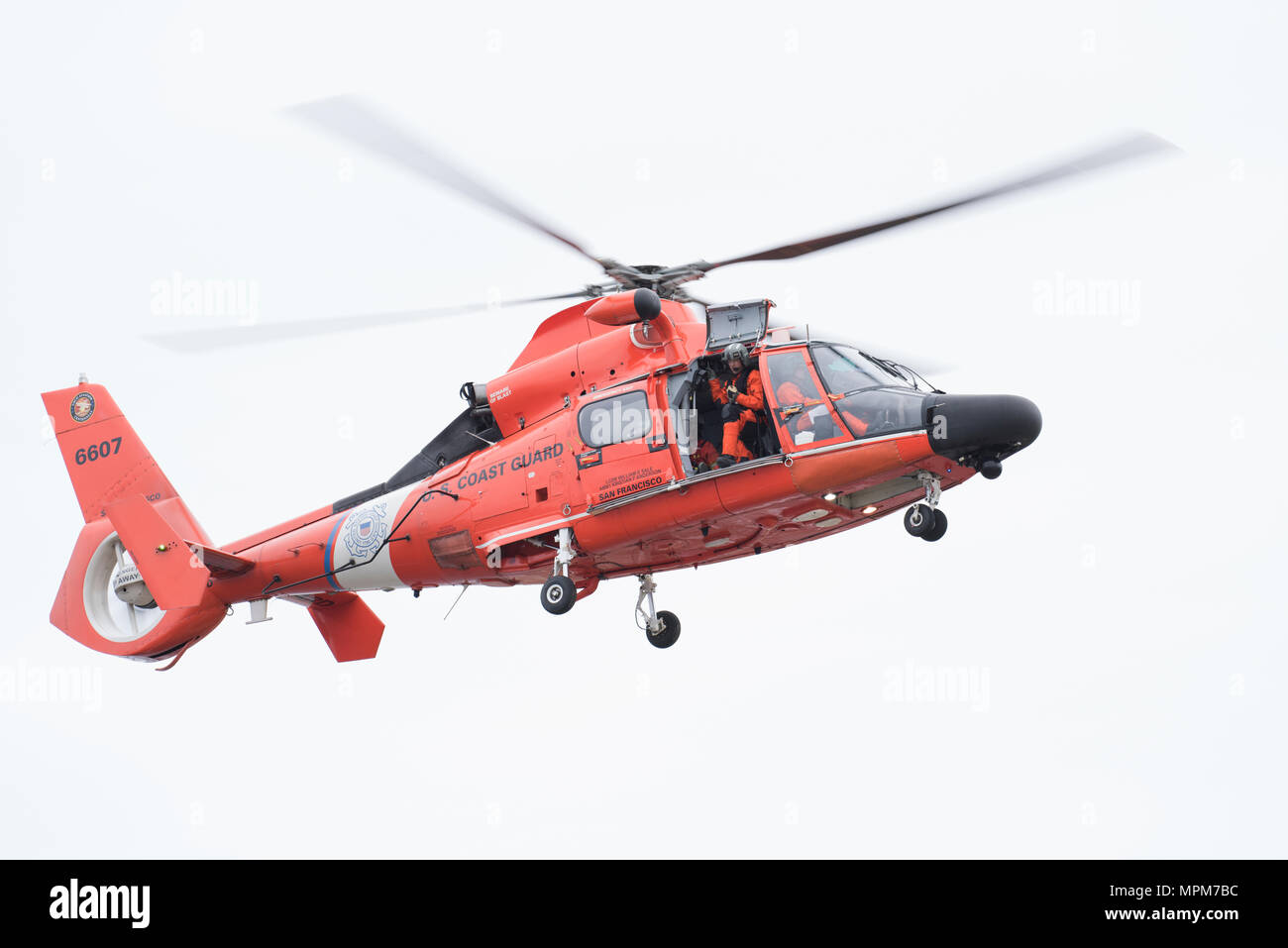 Les membres de la base d'opération avancée Point Mugu a participé à la formation de sauvetage en falaise au large de la côte de Vicente Lighthouse Point, le 21 mars 2017. Les équipages d'hélicoptères MH-65 Dolphin a mené plusieurs scénarios de levage y compris le sauvetage d'un mannequin d'une falaise. U.S. Coast Guard photo de Maître de 1re classe Sondra-Kay Kneen. Banque D'Images