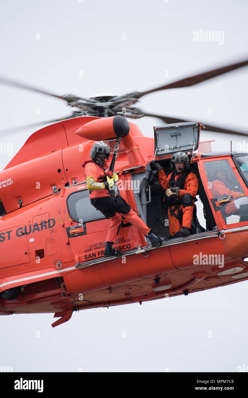 Les membres de la base d'opération avancée Point Mugu a participé à la formation de sauvetage en falaise au large de la côte de Vicente Lighthouse Point, le 21 mars 2017. Les équipages d'hélicoptères MH-65 Dolphin a mené plusieurs scénarios de levage y compris le sauvetage d'un mannequin d'une falaise. U.S. Coast Guard photo de Maître de 1re classe Sondra-Kay Kneen. Banque D'Images