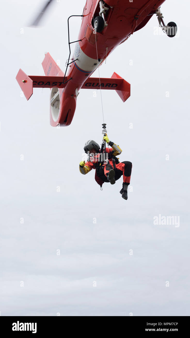 Les membres de la base d'opération avancée Point Mugu a participé à la formation de sauvetage en falaise au large de la côte de Vicente Lighthouse Point, le 21 mars 2017. Les équipages d'hélicoptères MH-65 Dolphin a mené plusieurs scénarios de levage y compris le sauvetage d'un mannequin d'une falaise. U.S. Coast Guard photo de Maître de 1re classe Sondra-Kay Kneen. Banque D'Images