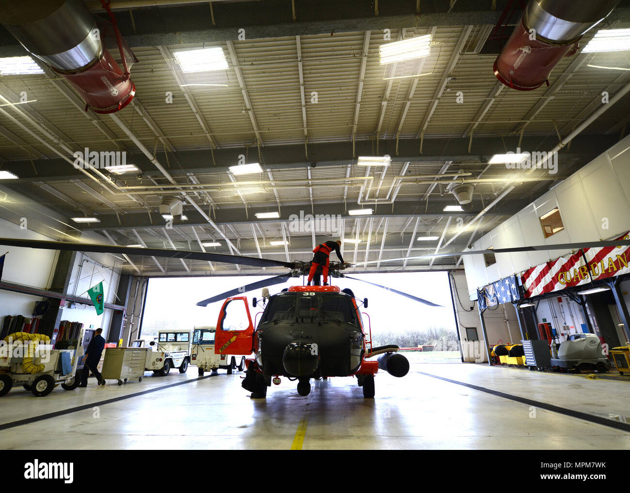 Pilotes et l'équipage d'inspecter leurs hélicoptères Jayhawk MH-60 avant un vol au secteur de la Garde côtière de la rivière Columbia, Mars 26, 2017. Il y a toujours un Jayhawk MH-60T à la main avec un équipage de conduite et de sauvetage nageur. L'hélicoptère est capable d'atteindre jusqu'à 300 milles marins au large leur permettant d'effectuer des missions n'importe où dans le treizième district de la Garde côtière canadienne. U.S. Coast Guard photo de Maître de 1re classe Zac Crawford. Banque D'Images