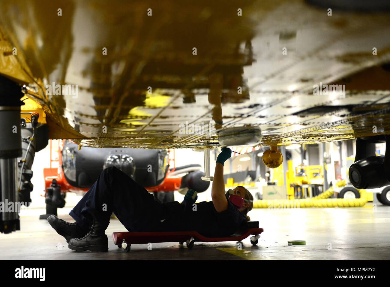 Maître de 3e classe Juliana Harrison, un technicien en électronique d'aviation, effectue l'entretien anti-corrosion sur un hélicoptère Jayhawk MH-60 dans le hangar au secteur de la Garde côtière canadienne dans la rivière Columbia Warrenton, Oregon, Mars 26, 2017. Ce n'est qu'une des nombreuses tâches effectuées pendant cette période de maintenance. U.S. Coast Guard photo de Maître de 1re classe Zac Crawford. Banque D'Images