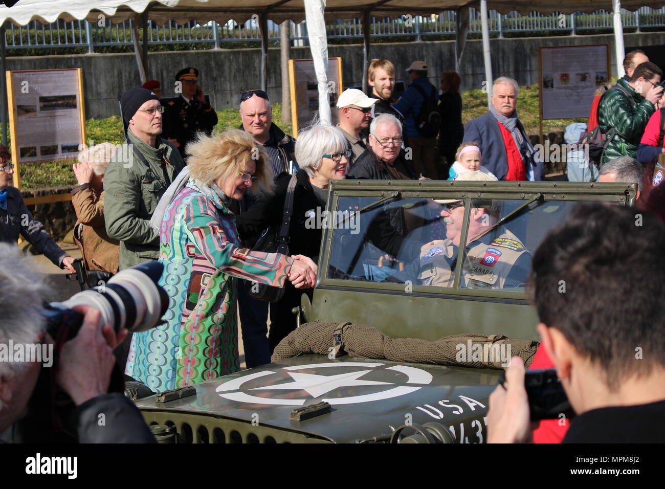 Catherine Rommel, à gauche, la petite-fille de maréchal allemand Erwin Rommel, et Helen Patton, la petite-fille de l'armée américaine le général George Patton, reconstitueurs salue le long du Rhin le samedi 24 mars, 2017 à Nierstein en Allemagne. Américains et Allemands se sont réunis pour la cérémonie d'un monument à la 249e bataillon de combat du génie en vue de la fin de la Seconde Guerre mondiale, la construction d'un pont sur la rivière près de Nierstein lors d'une intervention qui a contribué à raccourcir la guerre. (Photo prise par le Lieutenant-colonel Jefferson Wolfe) Banque D'Images