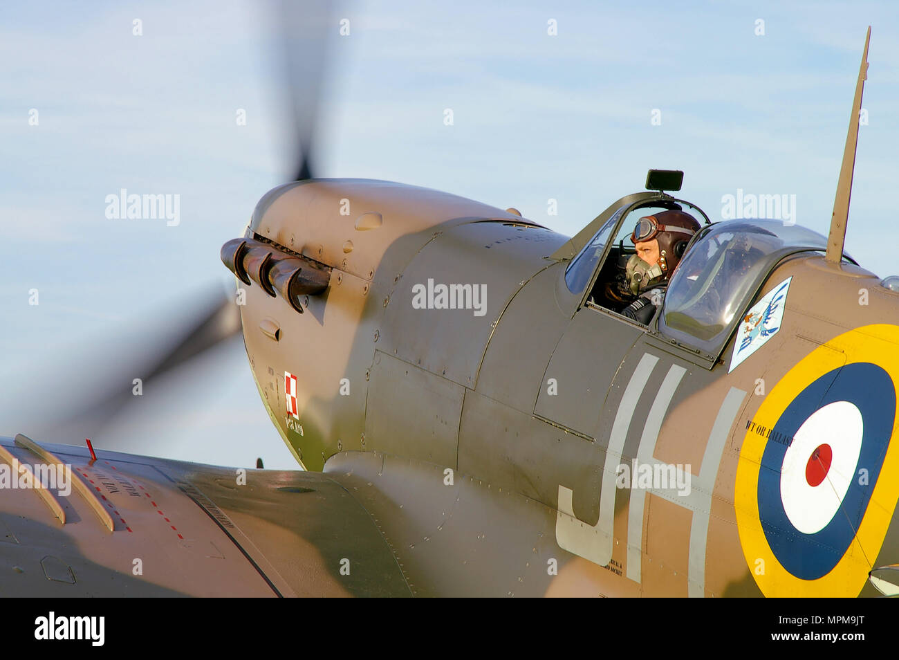 Supermarine Spitfire V de la Collection d'aéronefs historiques hors de circulation au sol avec un pilote dans le cockpit à l'extérieur. Marquages polonaise Seconde Guerre mondiale avion de chasse Banque D'Images