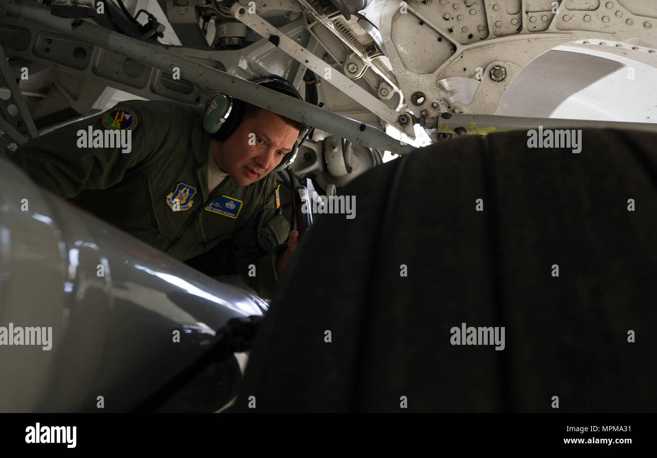 Le sergent-chef. Heriberto Maldonado effectue une marche d'entretien autour d'un C-17 Globemaster III, 3 mars 2017, le Joint Base Lewis-McChord, dans l'état de Maldonado est une partie de l'équipage aux chef de programme qui a commencé comme un procès pour la 746e Escadre de transport aérien 'Rainier', mais elle est maintenant considérée comme essentielle pour les opérations aériennes. (U.S. Air Force photo de David L. Yost) Banque D'Images