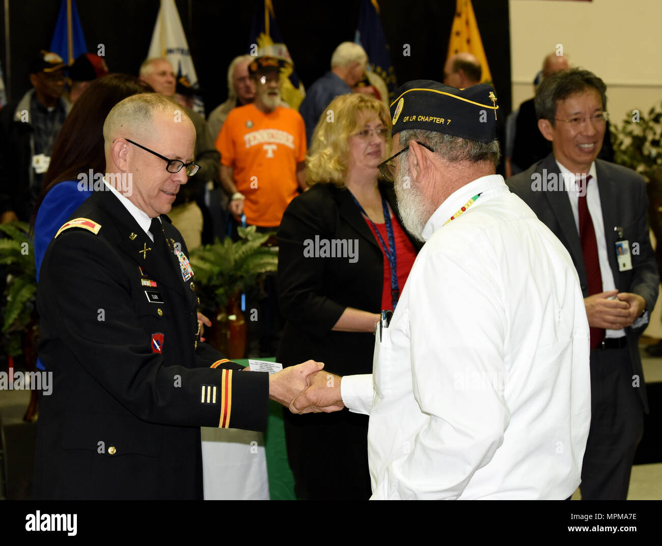 Le colonel Damon glousser, directeur de Soutien de l'armée, la Garde nationale de l'Arkansas, présente les axes de Memorial et serre la main d'anciens combattants du Vietnam après la 2e 50e anniversaire du retour d'anciens combattants du Vietnam à la guerre Ft. Racines VA Medical Center de North Little Rock, Ark., le 28 mars. Banque D'Images
