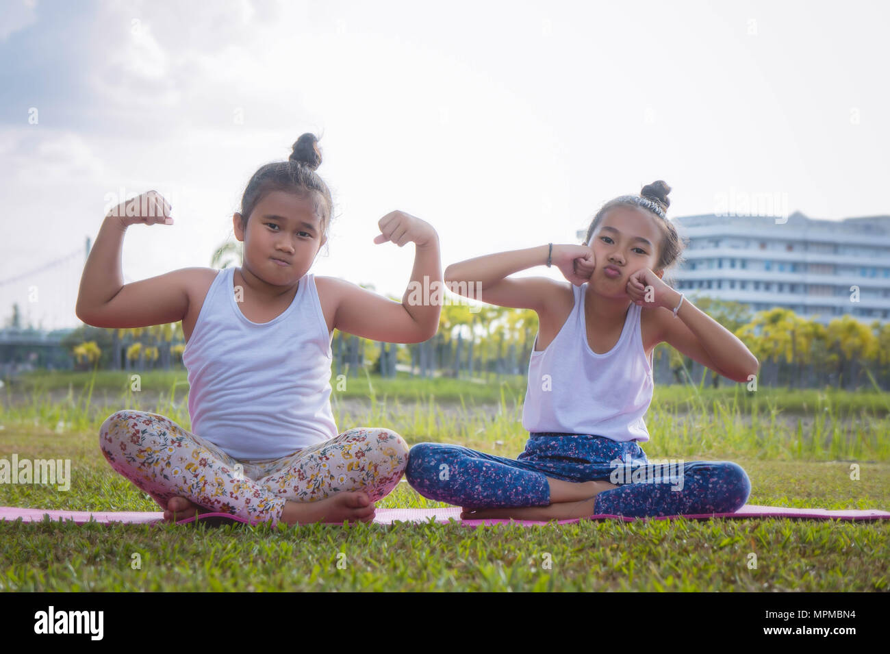 La Grosse Fille Fille Mince Et Avoir Du Plaisir A Jouer Dans Le Parc Enfant Fille Bebe S Amuser En Gras Et Maigre Enfant Petite Enfance Photo Stock Alamy