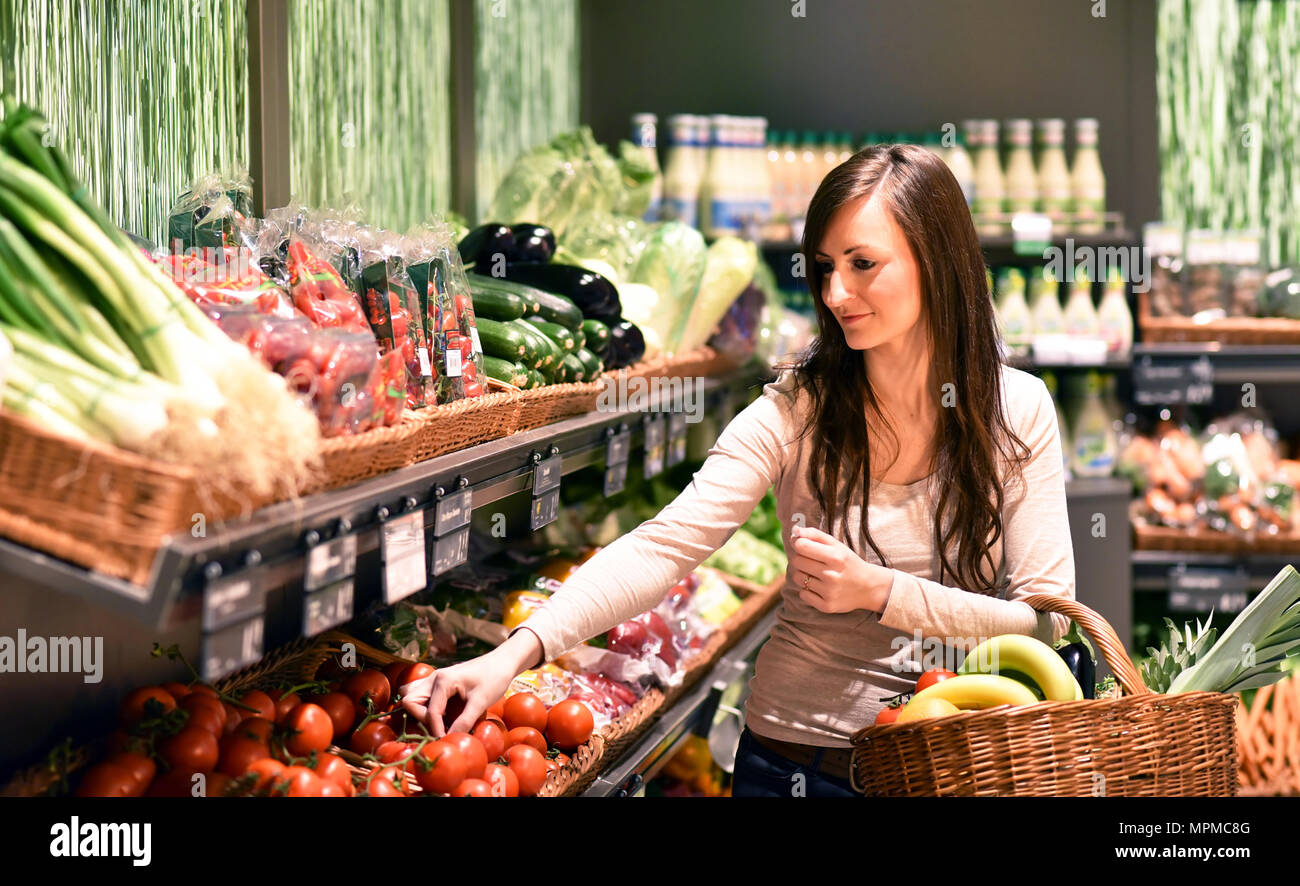 Young Pretty woman shopping for fresh aliments sains dans le supermarché Banque D'Images