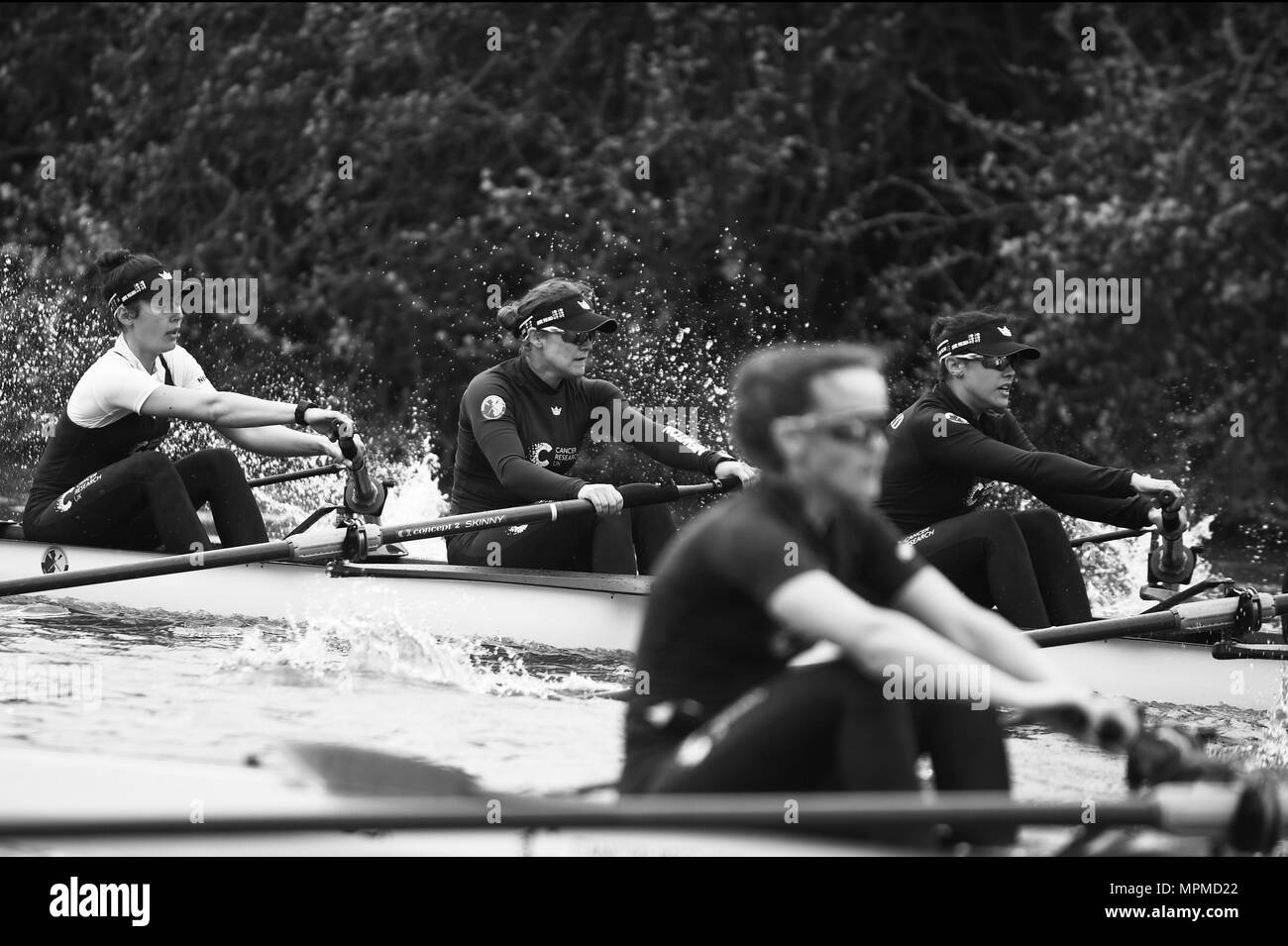 Les rameurs de l'Oxford University Women's Boat Club course contre un autre durant une session pratique à Wallingford Rowing Club, Royaume-Uni, le 23 mars 2017. L'équipe de formation est à prendre sur l'Université de Cambridge au Cancer Research UK des courses de bateaux, le 2 avril 2017. (U.S. Air Force photo de Tech. Le Sgt. Jarad A. Denton/libérés) Banque D'Images