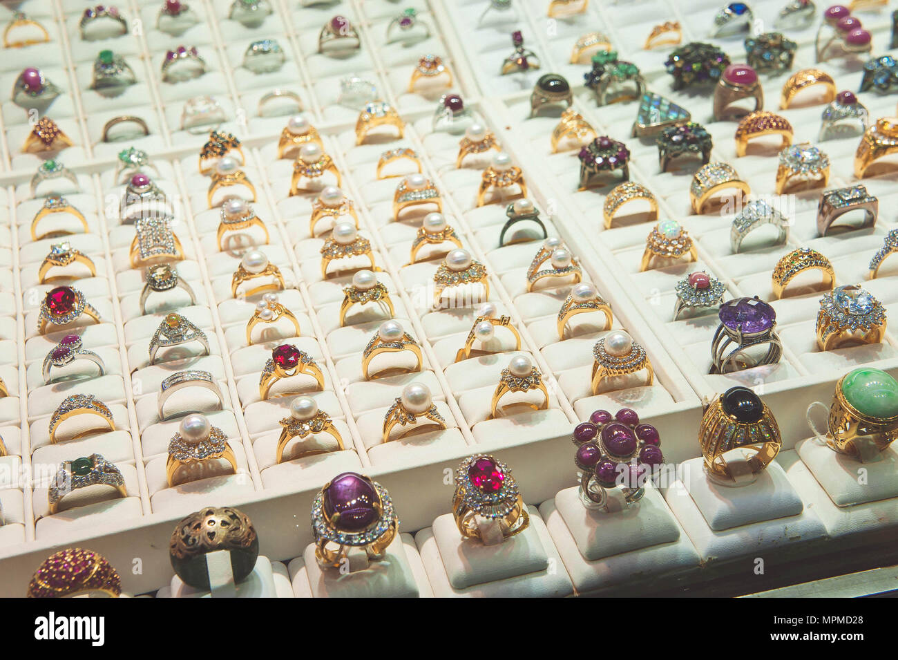 Bijoux en Showcase bague en diamant , magasin de bijoux à vendre bague  Photo Stock - Alamy