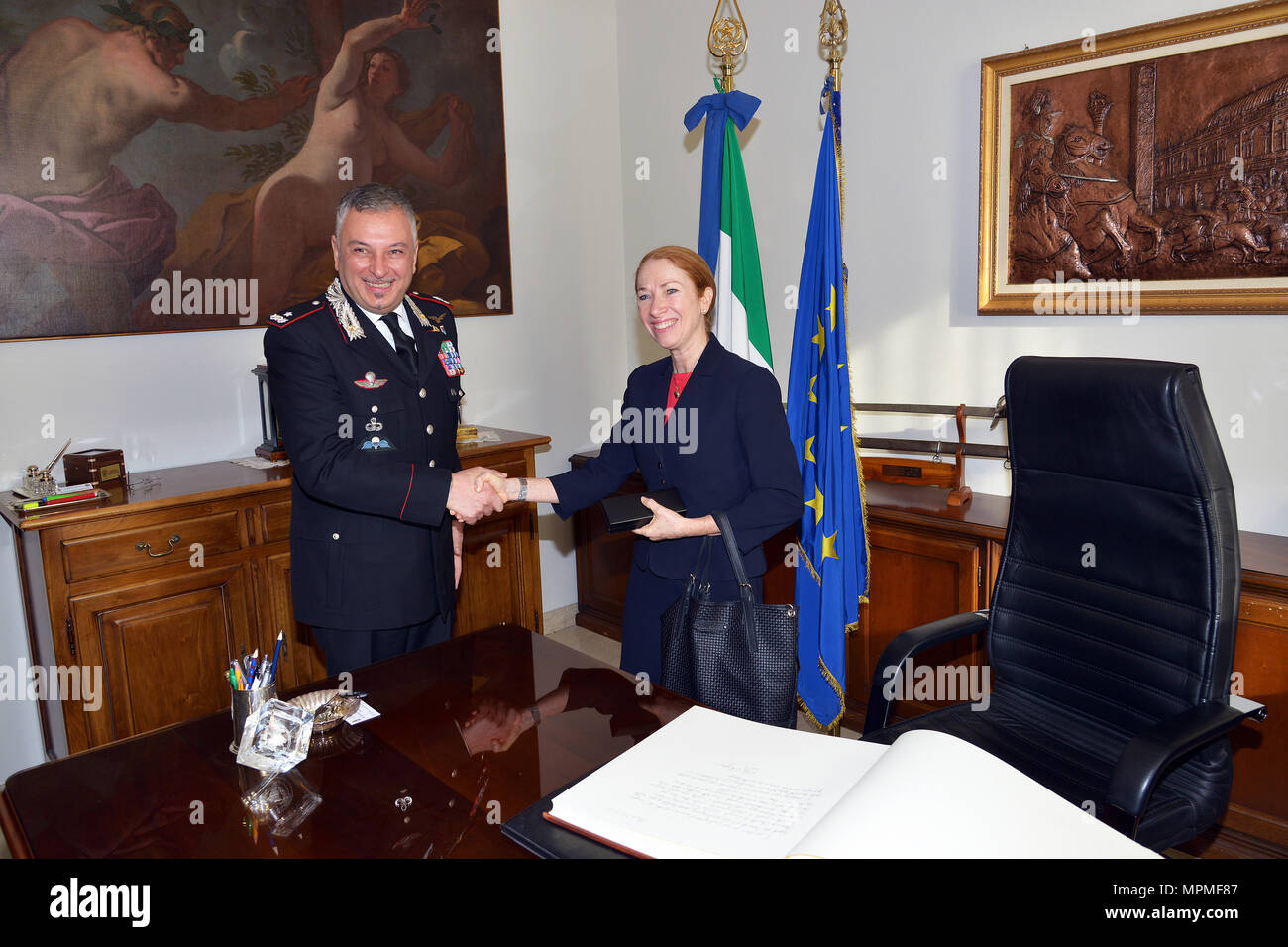 Le brig. Le général Giovanni Pietro Barbano, Centre d'excellence pour les unités de police de stabilité (COESPU) directeur, se félicite Mme Kelly Degnan, charge' d'affaires et intermédiaires de l'ambassade des États-Unis et l'Italie, pendant une visite des consulats au centre d'excellence pour les unités de police de stabilité (COESPU) Vicenza, Italie, Mars 30, 2017.(U.S. Photo de l'armée par Visual Spécialiste de l'information Antonio Bedin/libérés) Banque D'Images