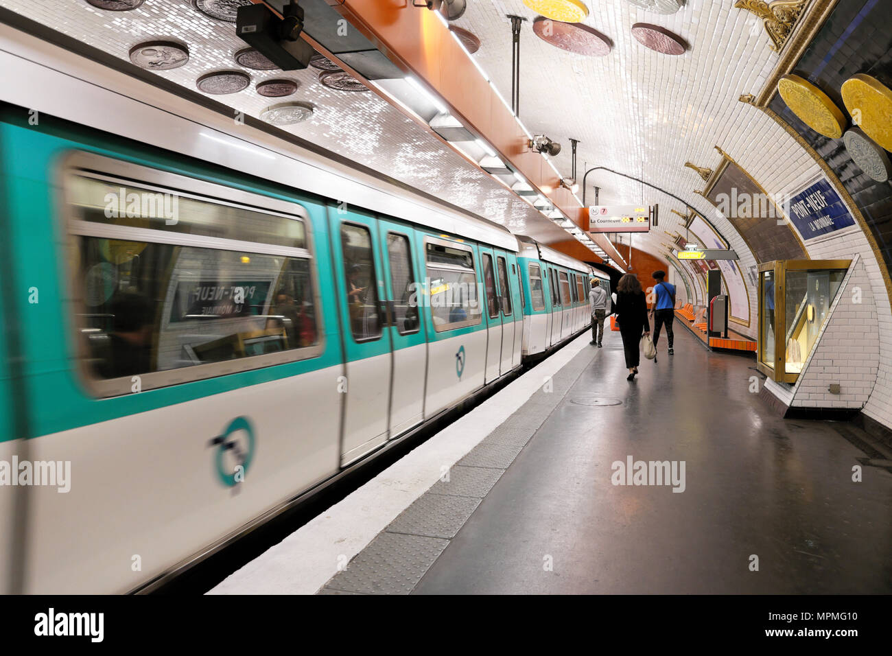 Passagers et train souterrain sur la plate-forme de la station de métro Pont-neuf à Paris France Europe KATHY DEWITT Banque D'Images