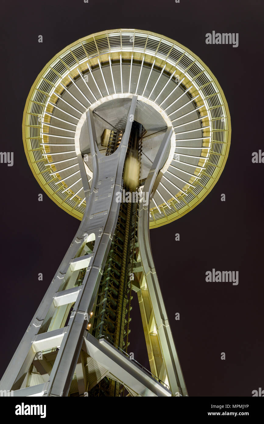 Space Needle de nuit - un close-up low-angle vue de nuit sur la partie supérieure du monument - Space Needle de Seattle. Washington, États-Unis Banque D'Images