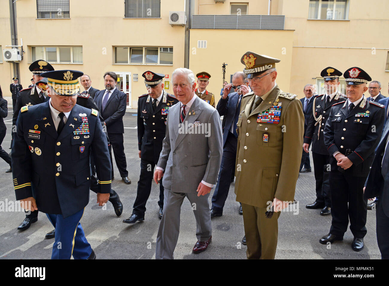 Le colonel de l'armée américaine Darius S. Gallegos, CoESPU directeur adjoint (à gauche), aperçu de l'offre de formation de chambre salon "magistra" à Son Altesse Royale, le Prince Charles, prince de Galles, pendant une visite au Centre d'excellence pour les unités de police de stabilité (COESPU) Vicenza, Italie, le 1 avril 2017. (U.S. Photo de l'armée par Visual Spécialiste de l'information Paolo Bovo/libérés) Banque D'Images