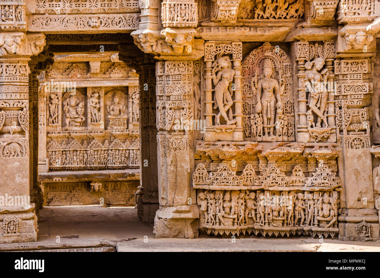 Dieu et déesses à cage Rani ki Vav, construit un site historique dans le Gujarat, en Inde. Site du patrimoine mondial de l'UNESCO. Banque D'Images