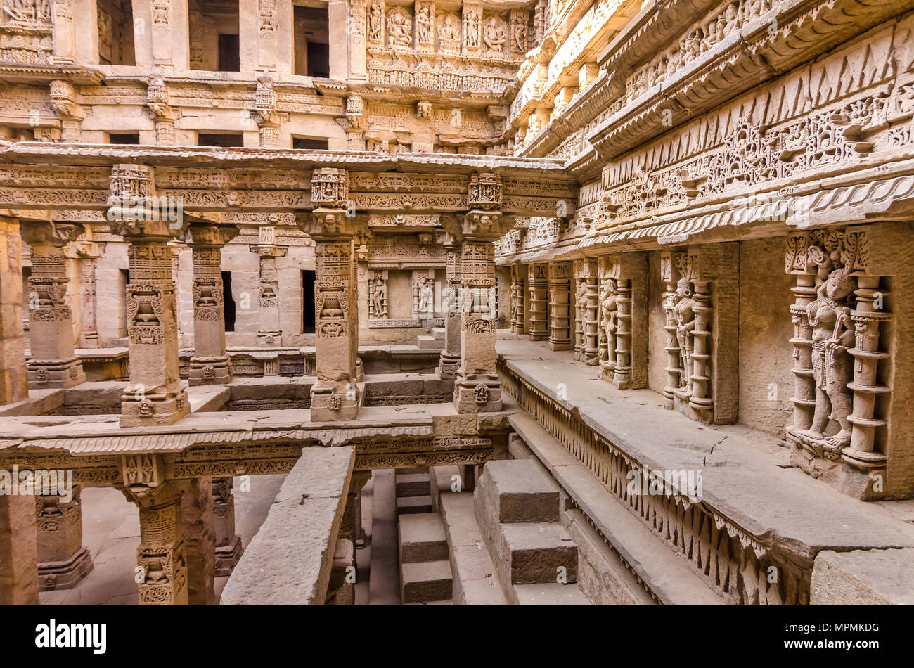 Dieu et déesses à cage Rani ki Vav, construit un site historique dans le Gujarat, en Inde. Site du patrimoine mondial de l'UNESCO. Banque D'Images