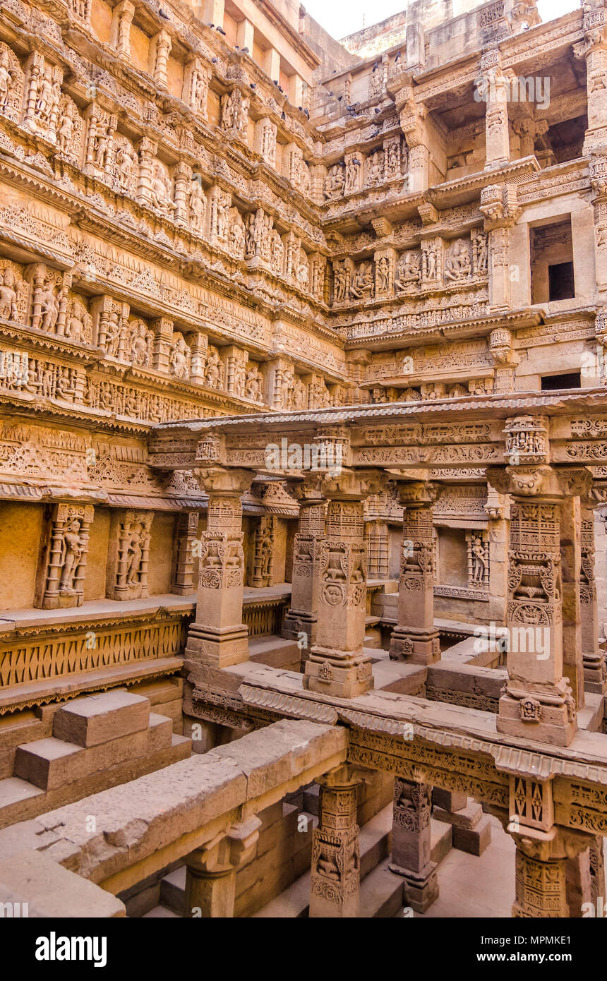 Dieu et déesses à cage Rani ki Vav, construit un site historique dans le Gujarat, en Inde. Site du patrimoine mondial de l'UNESCO. Banque D'Images