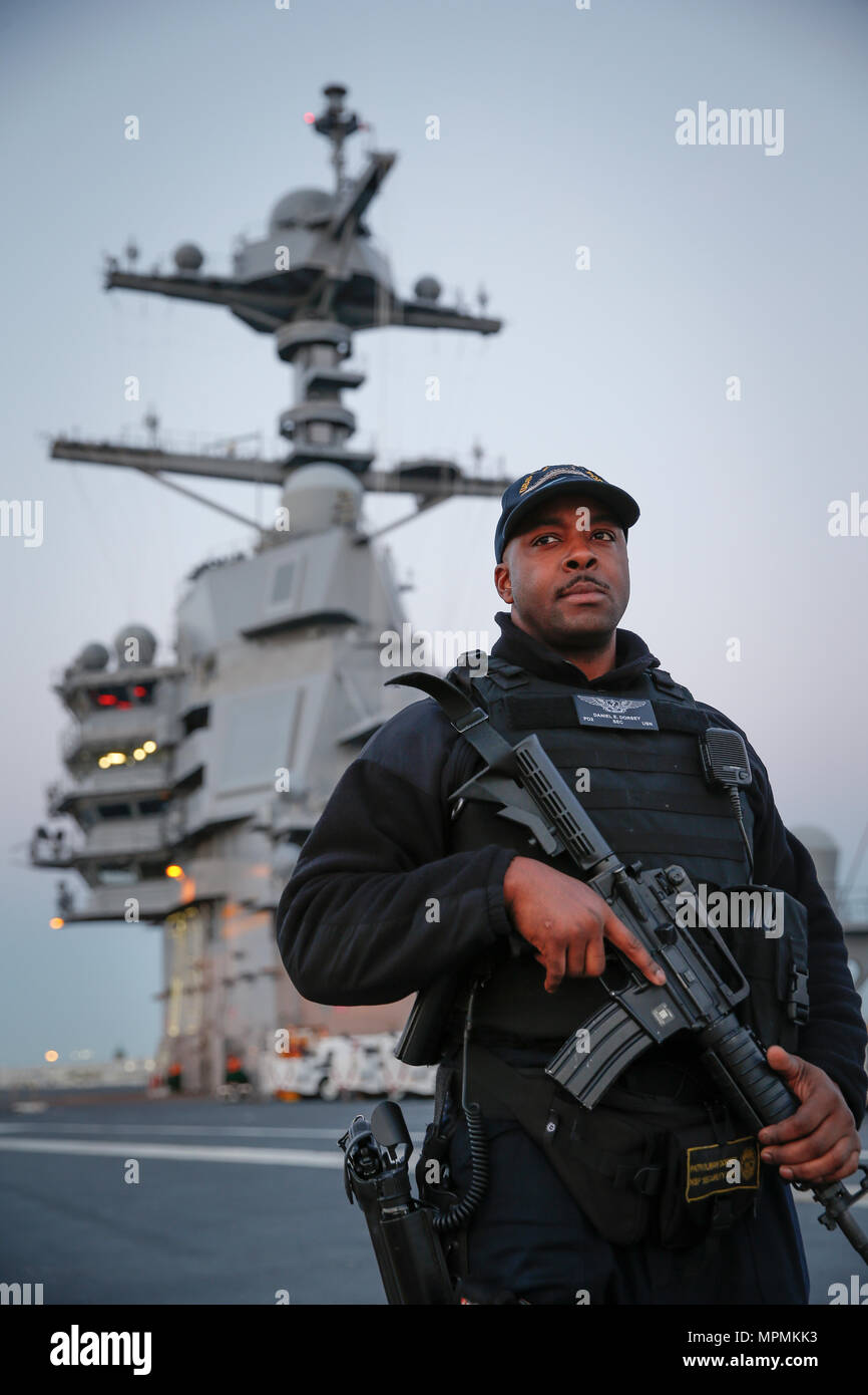 NEWPORT NEWS, Virginie (1 avril 2017) - Master-at-Arms 2e classe Daniel Dorsey, affecté à l'unité Pre-Commissioning du Gerald R. Ford (CVN 78) Ministère de la sécurité, monte la garde à bord de l'envol du navire. Les forces de sécurité sont responsables de la sécurité des le personnel du navire. (U.S. Photo par marine Spécialiste de la communication de masse 2e classe Jason Pastrick) Banque D'Images