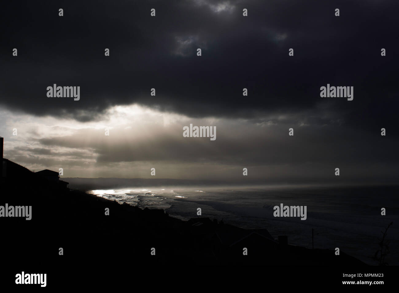 La lumière du soleil par temps couvert sombre Piercing Ciel Nuages Banque D'Images