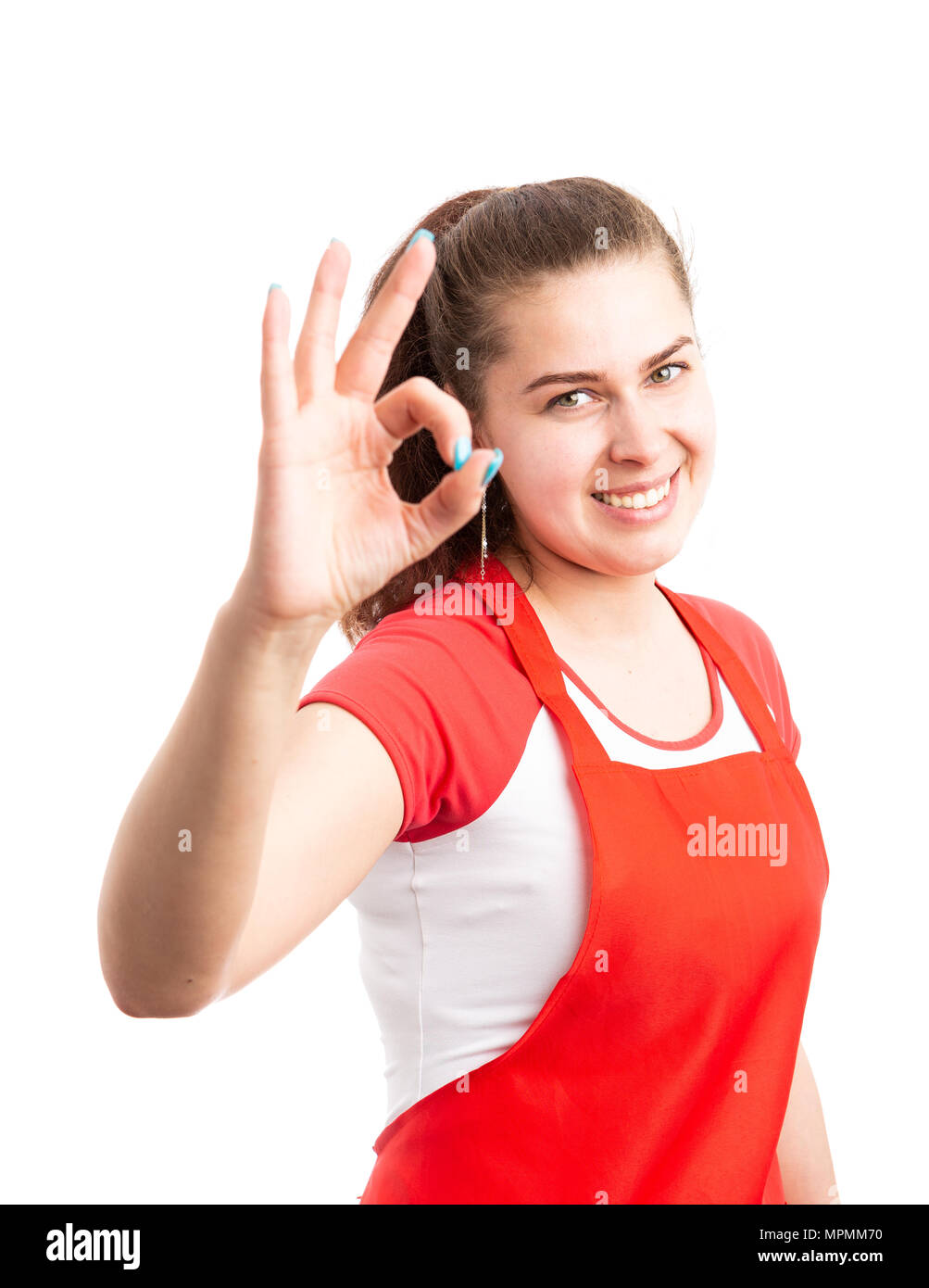Jeune femme faisant travailleur supermarché ok comme geste de bonne humeur l'employé du magasin concept isolé sur fond blanc Banque D'Images