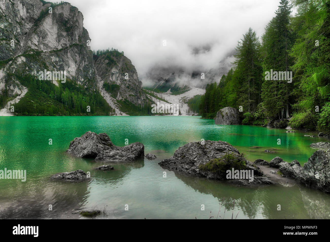 Lac de braies dans une journée d'été avec la forêt autour et le brouillard à l'arrière-plan, Dolomites - Italie Banque D'Images