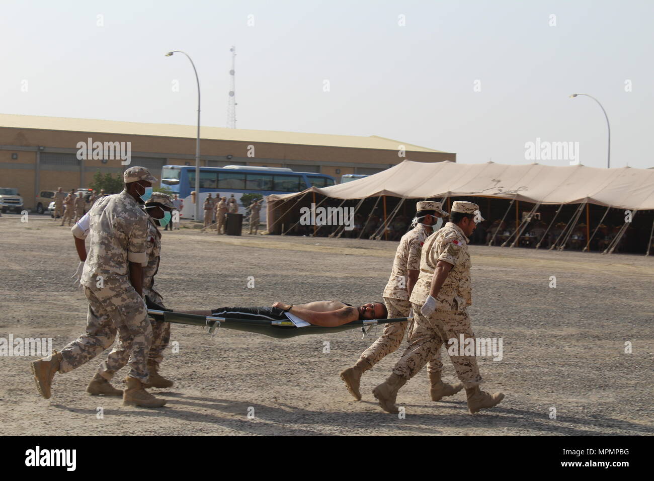 Le personnel civil et militaire de l'ONU et du Conseil de coopération du Golfe, les États-Unis mener des armes chimiques, biologiques, radiologiques, nucléaires et une formation en intervention dans le cadre de l'exercice Eagle résoudre 17, Avril 02, 2017, au Koweït. Dans ce scénario hypothétique, de munitions chargées d'un agent chimique du gaz moutarde a atterri près d'une mosquée résultant en 5 à 10 victimes. Après détection et d'identification de l'agent chimique, l'intervention du personnel déployé, un triage, évacués et traités blessés, et ont sécurisé la zone. Le test d'exercice participant à même d'intervenir en tant qu'un groupe de travail mixte. Exercice Eagle Banque D'Images