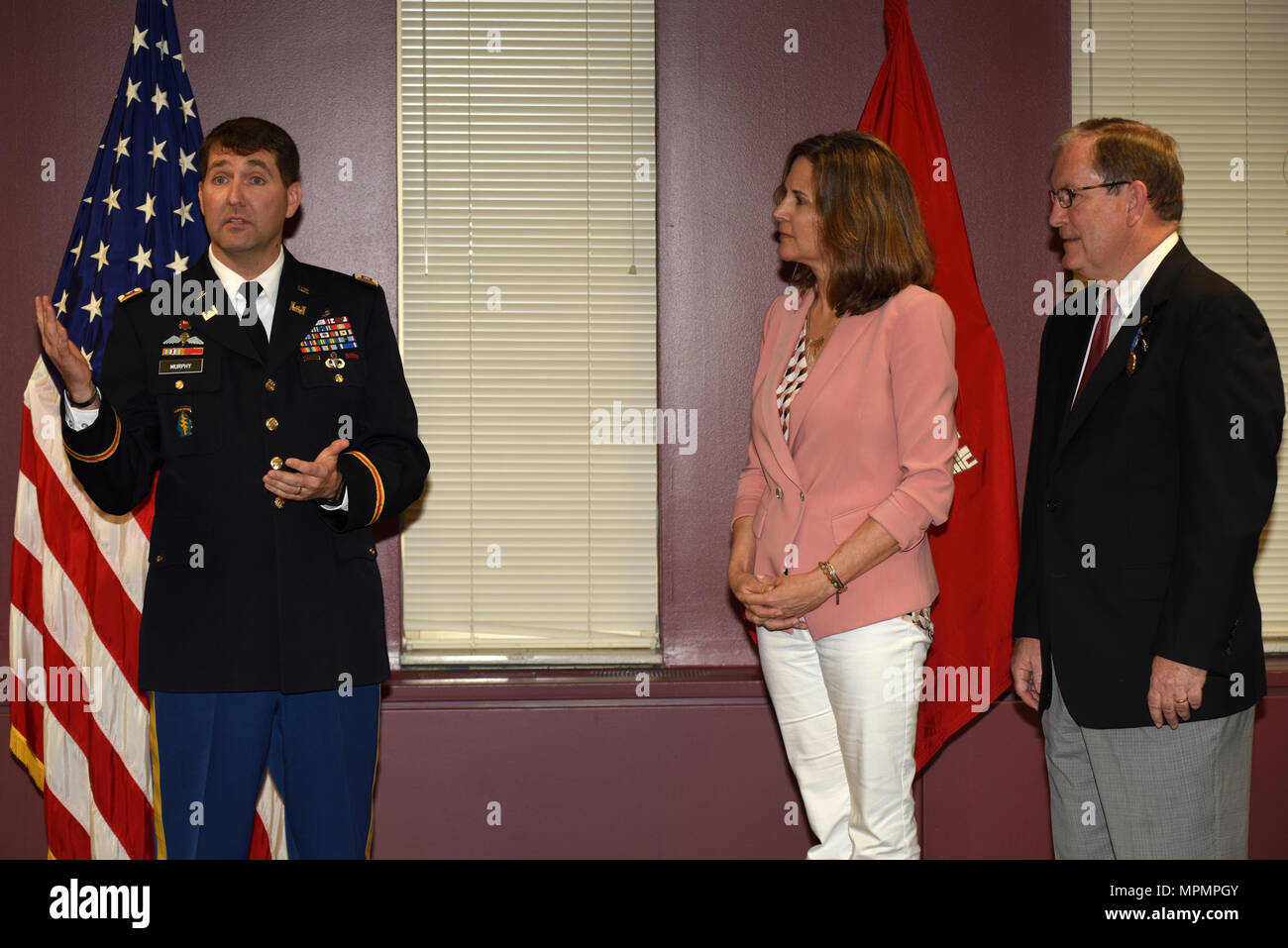 Le lieutenant-colonel Stephen Murphy, U.S. Army Corps of Engineers, commandant du district de Nashville grâce Cady Wilson pour soutenir son mari Mike Wilson, ingénieur de district adjoint du District de Nashville pour la gestion de projet, au cours de sa retraite au siège de district à Nashville, Tenn., 31 mars 2017. (Photo par USACE Leon Roberts) Banque D'Images